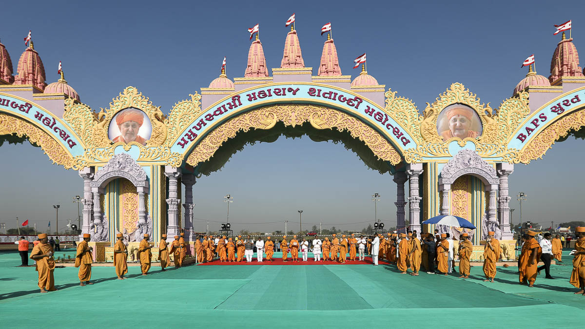 Param Pujya Mahant Swami, senior sadhus, Deputy Chief Minister of Gujarat Nitinbhai Patel and dignitaries perform opening ritual of Swaminarayan Nagar