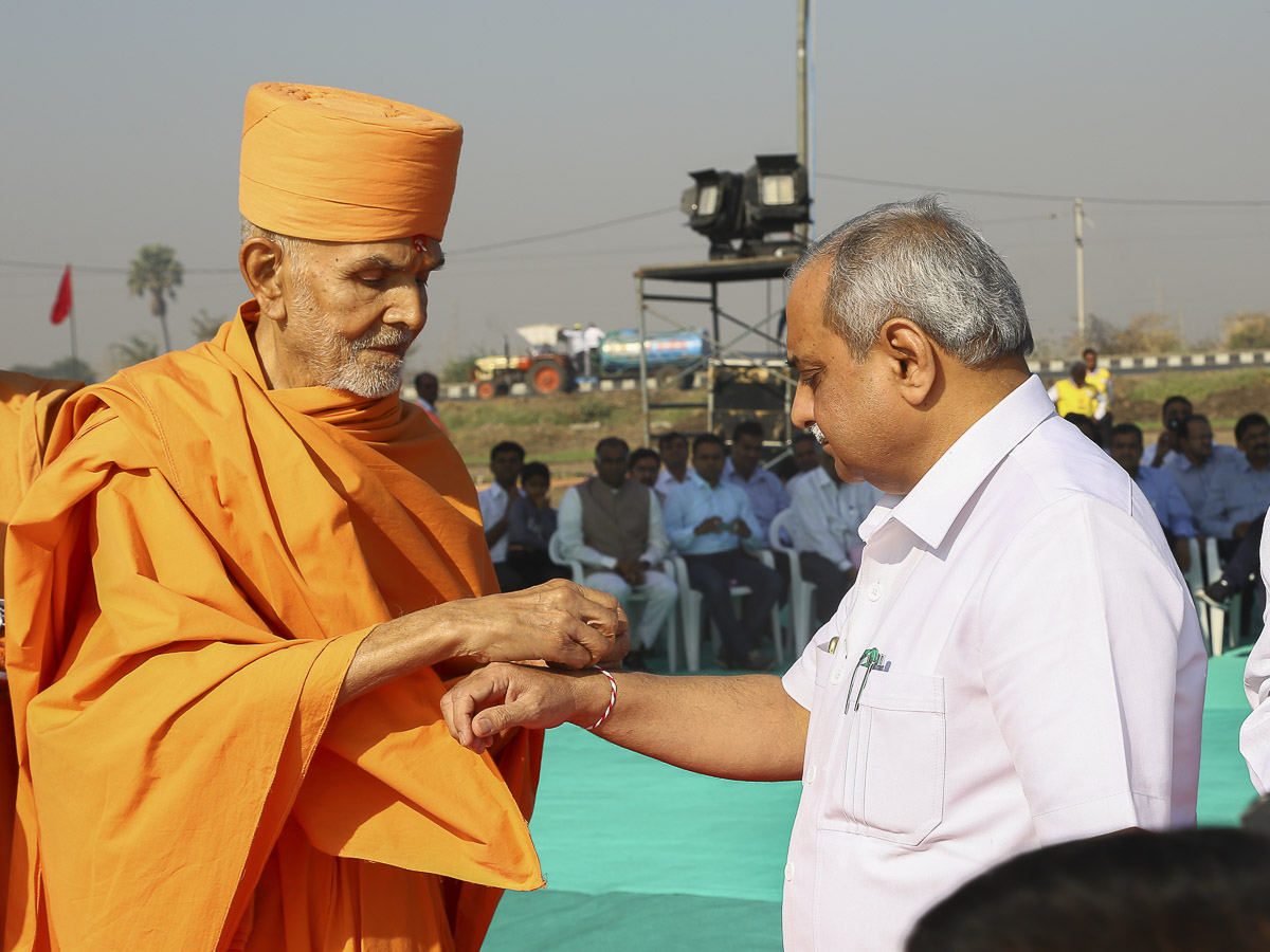 Param Pujya Mahant Swami ties nadachadi to Shri Nitinbhai Patel