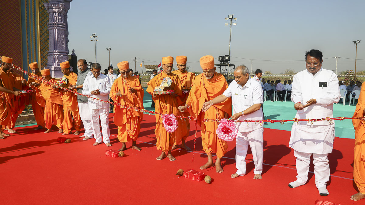 Param Pujya Mahant Swami, senior sadhus and dignitaries perform opening ritual of Swaminarayan Nagar