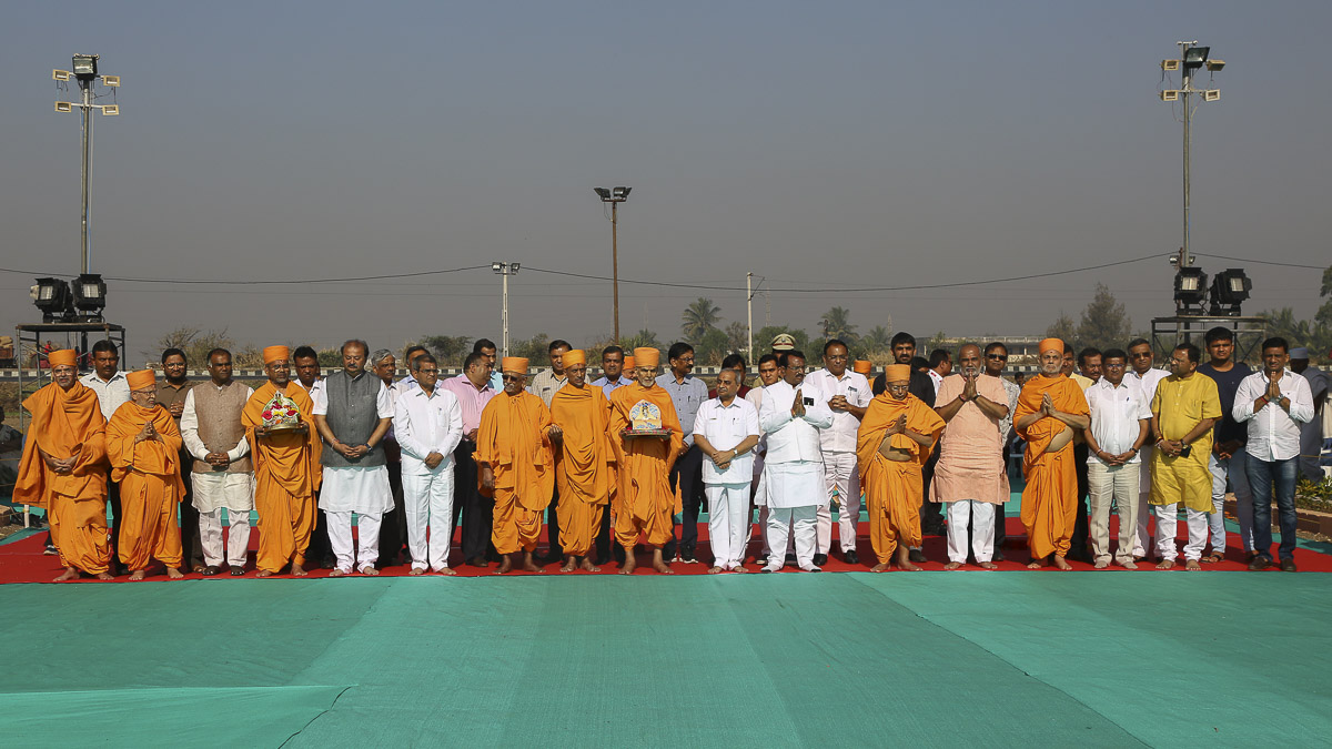 Param Pujya Mahant Swami, senior sadhus, Deputy CM Nitinbhai Patel and dignitaries
