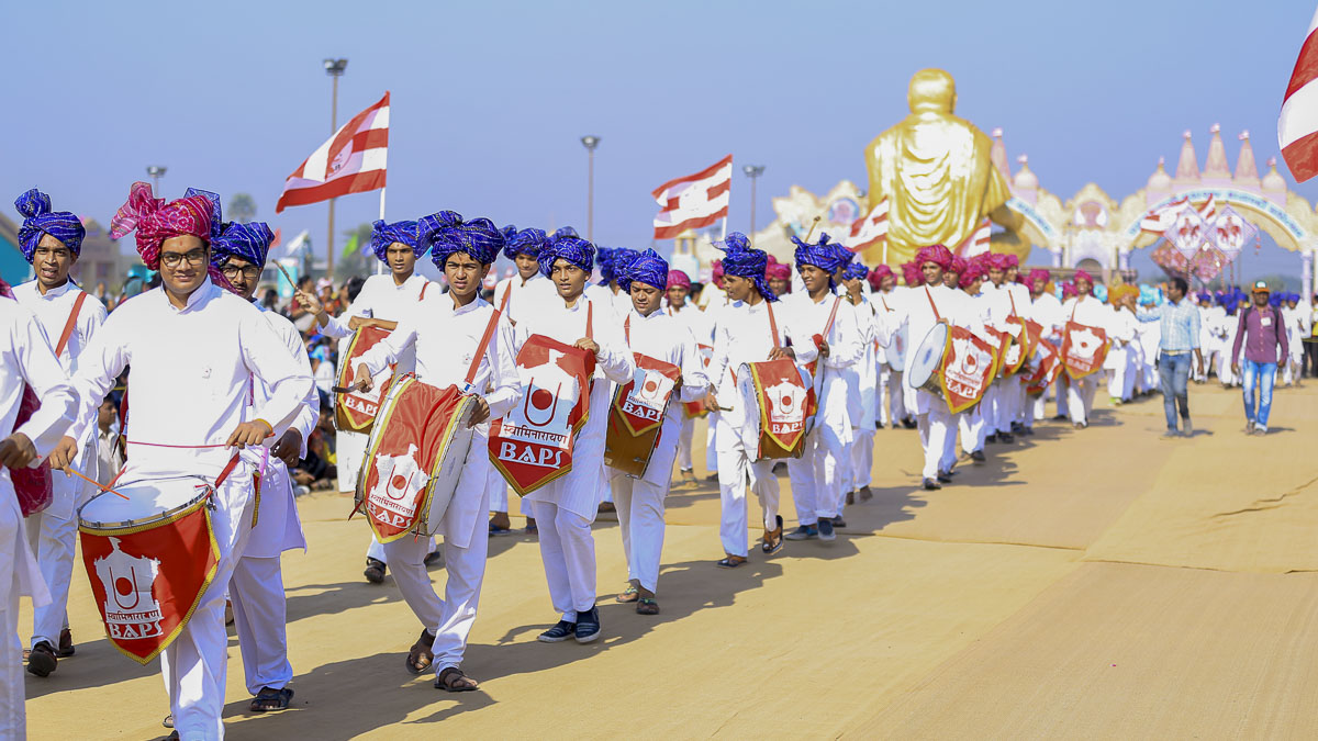 Youths in traditional dress welcome Param Pujya Mahant Swami and dignitaries