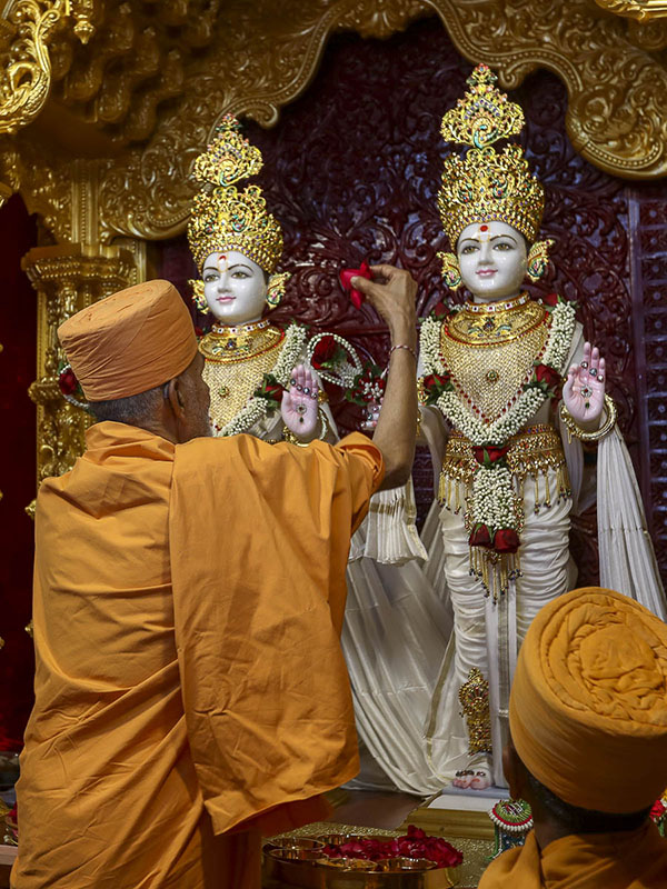 Param Pujya Mahant Swami performs pujan of Bhagwan Swaminarayan and Aksharbrahman Gunatitanand Swami