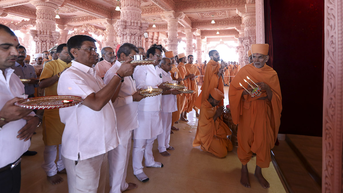 Param Pujya Mahant Swami and dignitaries perform arti of Thakorji