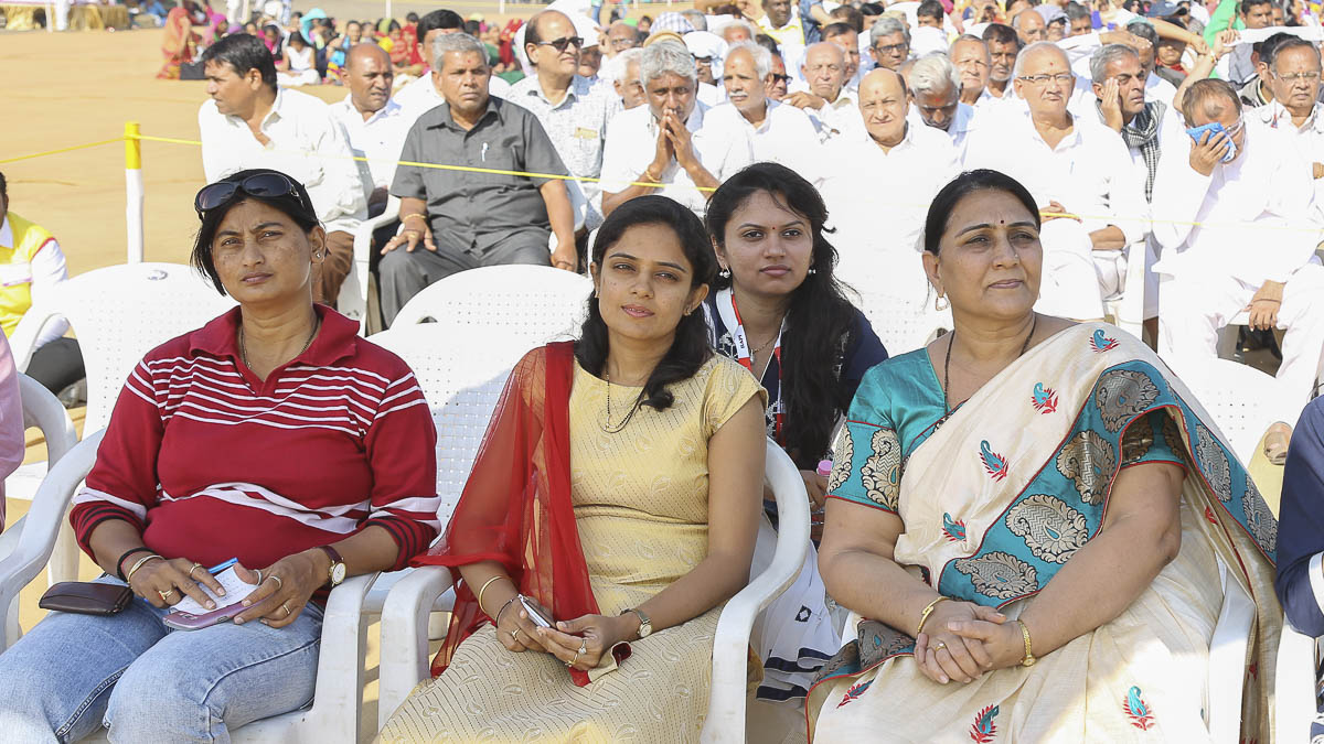 Invited guests and devotees during the nagar opening assembly