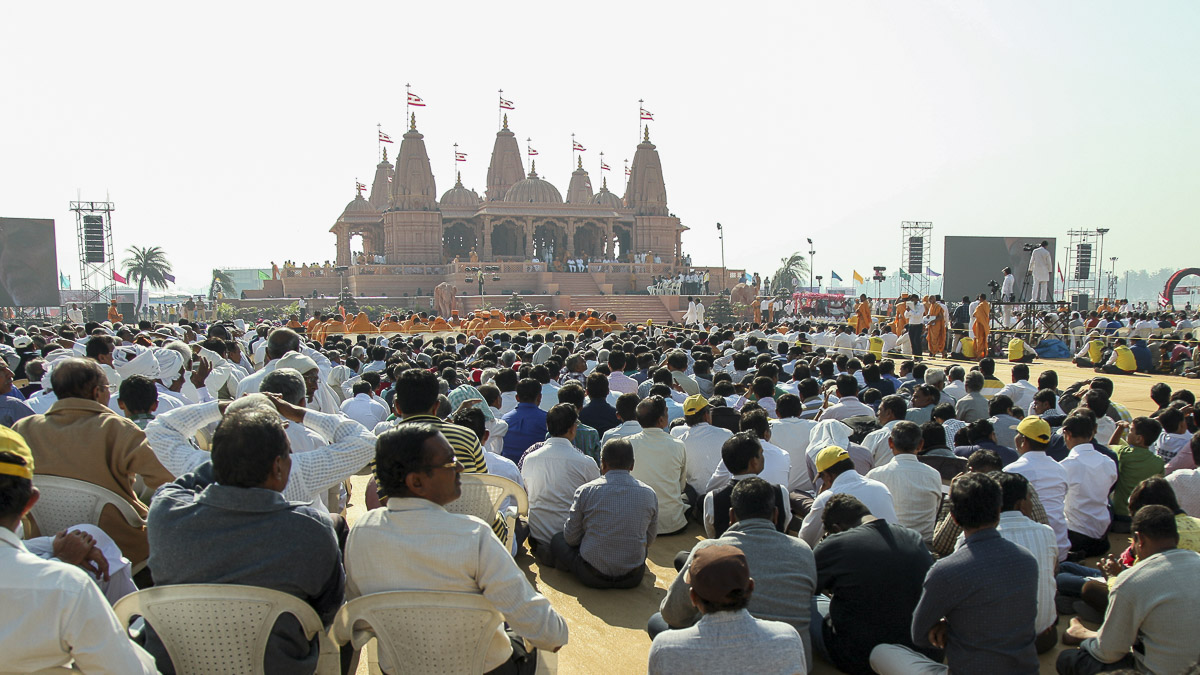 Devotees during the nagar opening assembly