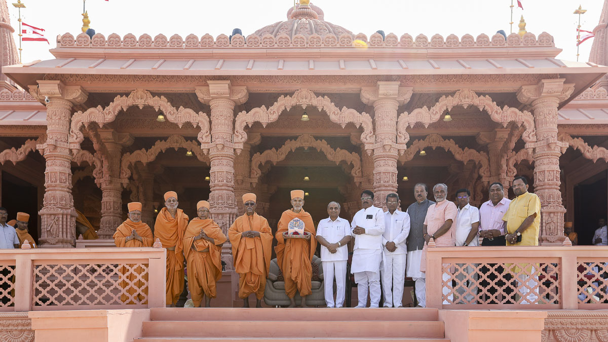 Param Pujya Mahant Swami, senior sadhus, Deputy CM Nitinbhai Patel and dignitaries