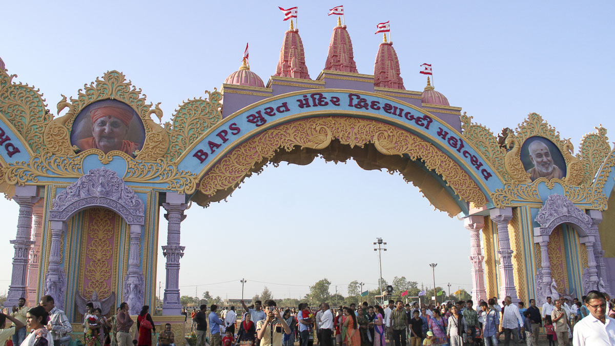 Devotees and well-wishers arrive to visit Swaminarayan Nagar