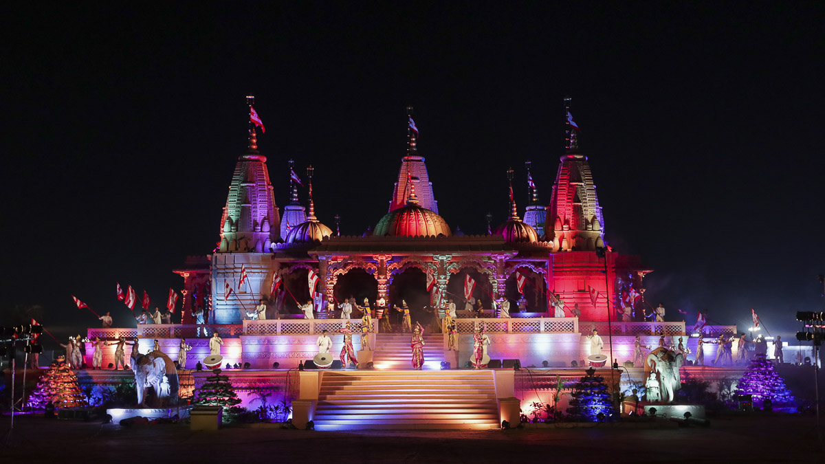 Light & sound show in the evening at Swaminarayan Nagar