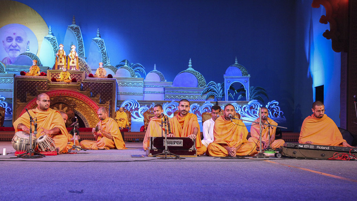 Kirtan bhakti during the evening satsang assembly