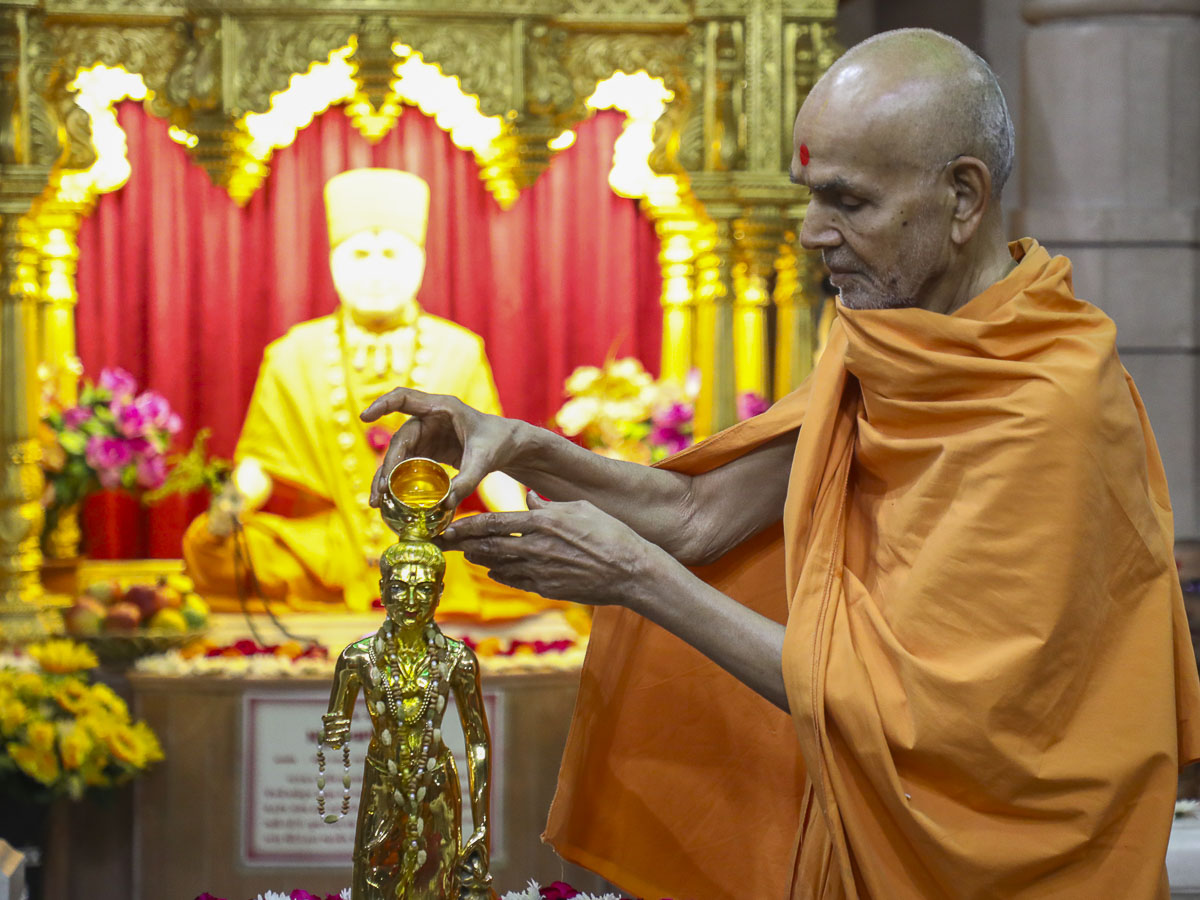 Param Pujya Mahant Swami performs abhishek of Shri Nilkanth Varni, 19 Nov 2016