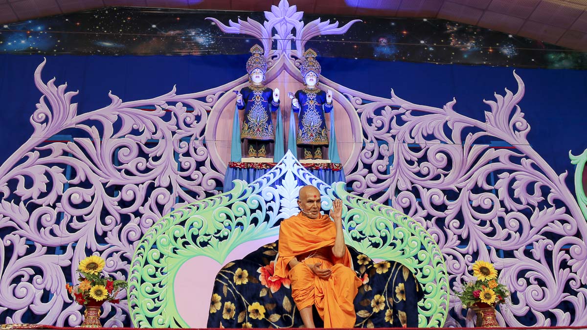 Param Pujya Mahant Swami blesses the welcome assembly, 19 Nov 2016