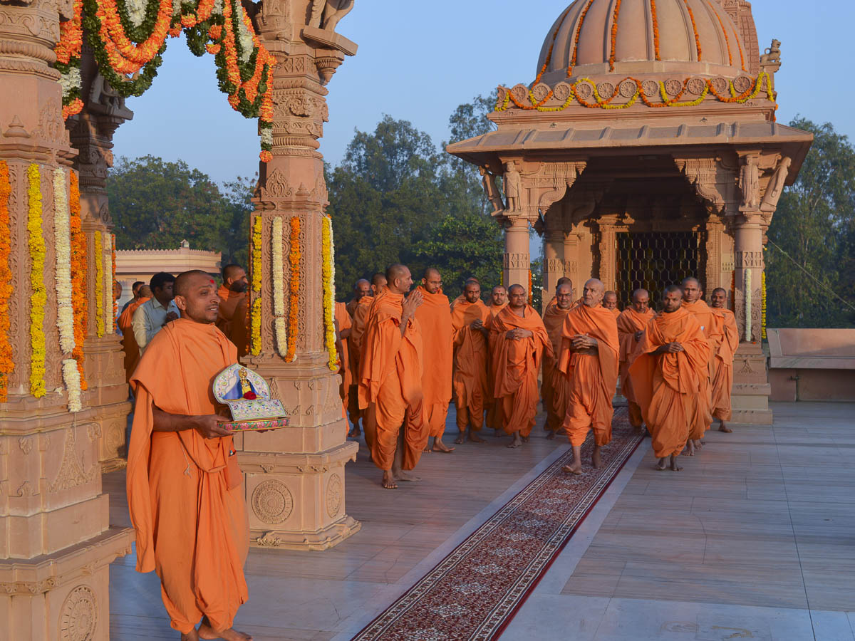 Param Pujya Mahant Swami in the mandir pradakshina, 20 Nov 2016