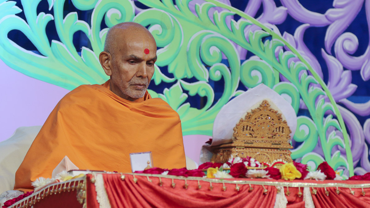 Param Pujya Mahant Swami performs his morning puja, 20 Nov 2016