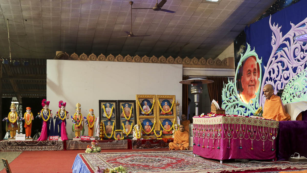 Param Pujya Mahant Swami performs his morning puja, 21 Nov 2016