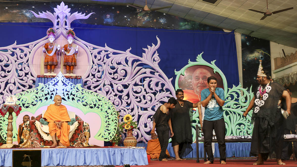 A skit presentation by youths before Param Pujya Mahant Swami, 21 Nov 2016
