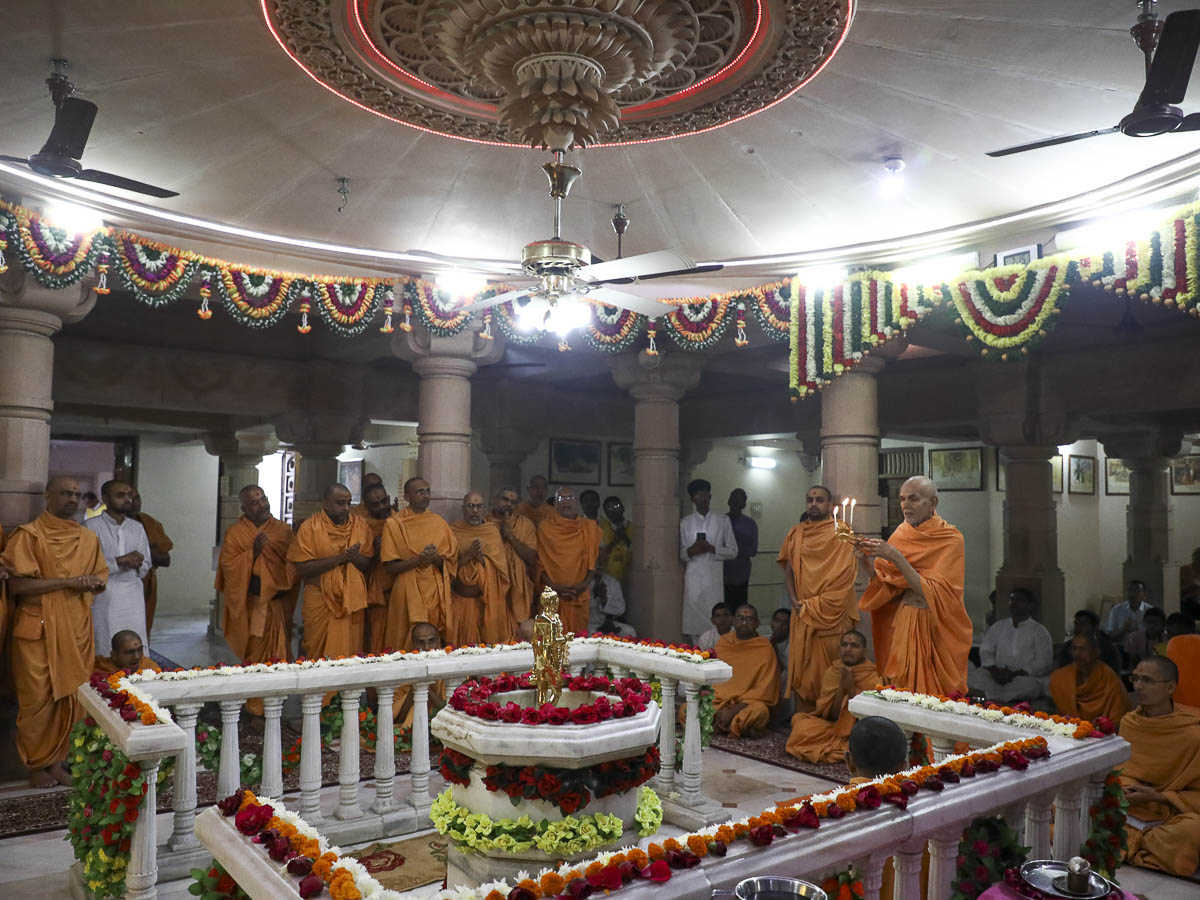 Param Pujya Mahant Swami performs arti of Shri Nilkanth Varni abhishek murti, 22 Nov 2016