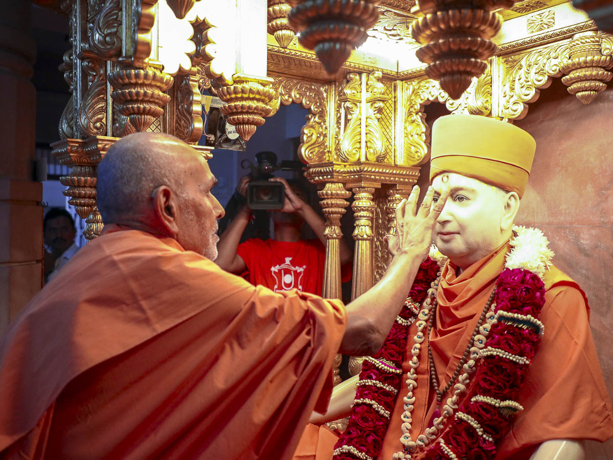 Param Pujya Mahant Swami performs pujan of Brahmaswarup Pramukh Swami Maharaj, 22 Nov 2016