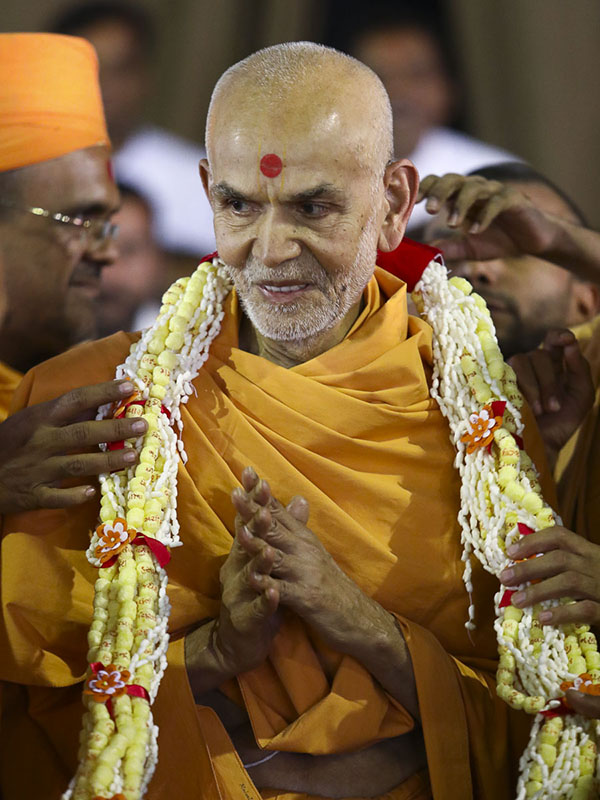 Param Pujya Mahant Swami departs from Bharuch, 22 Nov 2016