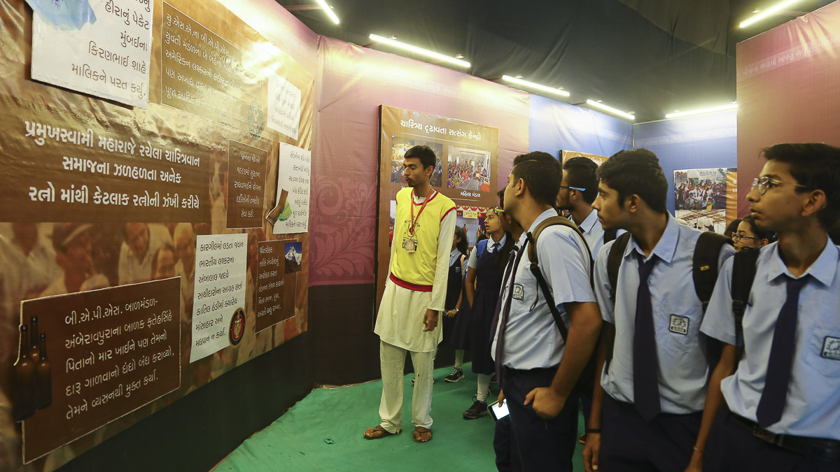 Students visit exhibition