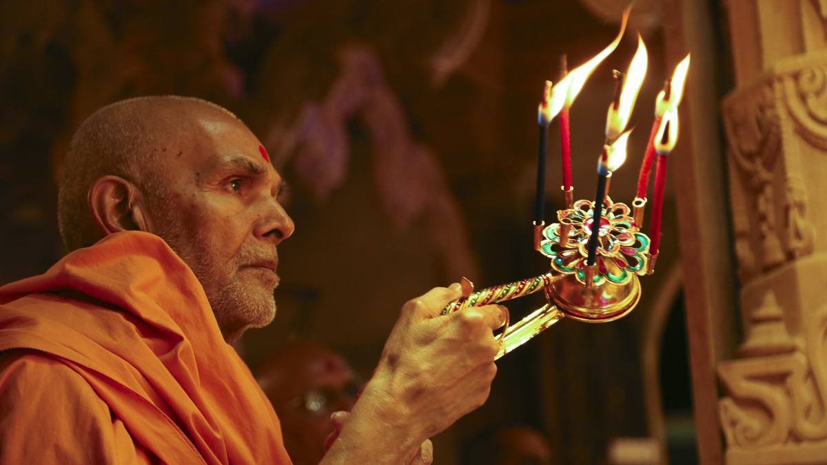 Param Pujya Mahant Swami performs arti, 22 Nov 2016