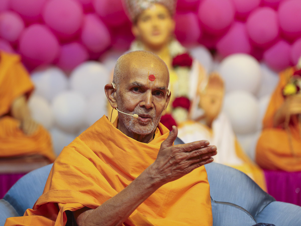 Param Pujya Mahant Swami blesses the welcome assembly, 22 Nov 2016