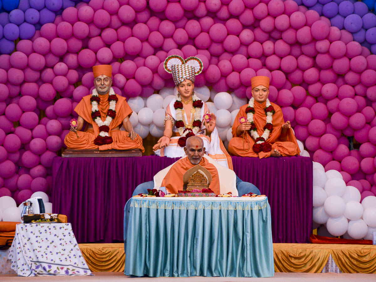 Param Pujya Mahant Swami performs his morning puja, 23 Nov 2016