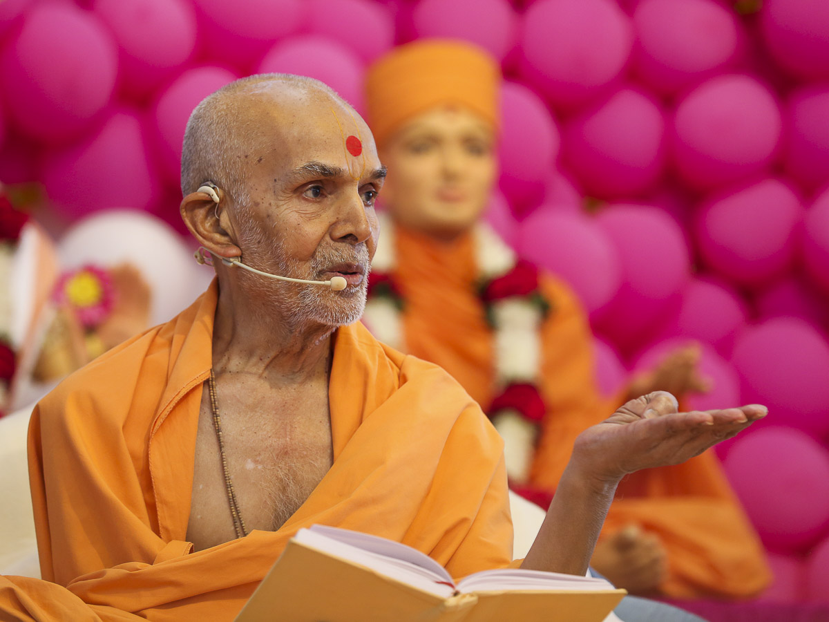 Param Pujya Mahant Swami blesses the morning satsang assembly, 23 Nov 2016
