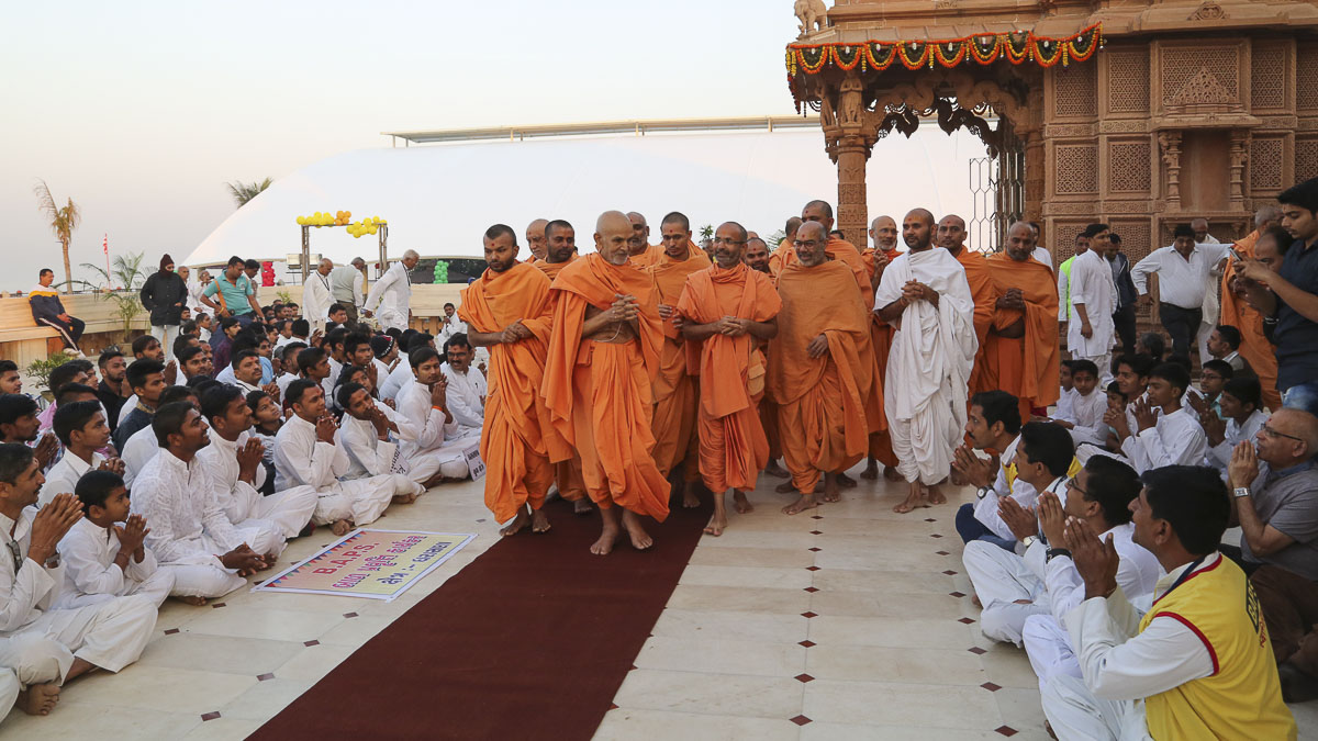 Devotees doing darshan of Param Pujya Mahant Swami in the mandir pradakshina, 24 Nov 2016