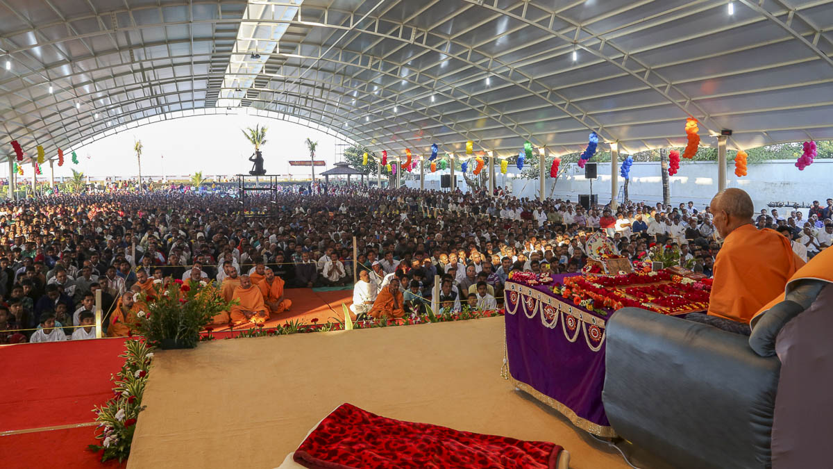 Devotees doing darshan of Param Pujya Mahant Swami, 24 Nov 2016