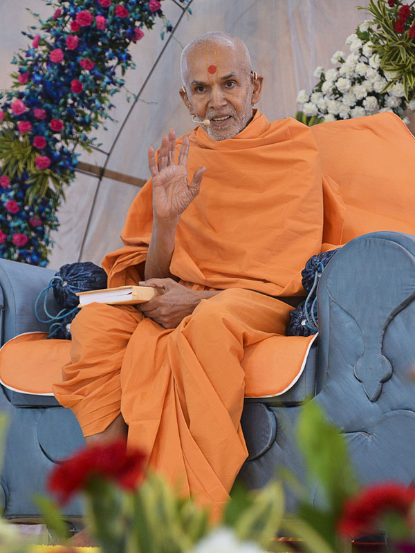 Param Pujya Mahant Swami blesses the morning satsang assembly, 24 Nov 2016