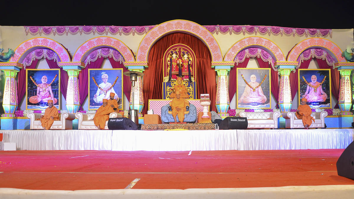 Param Pujya Mahant Swami during the evening satsang assembly, 24 Nov 2016