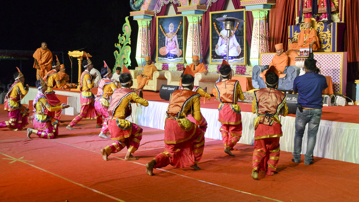 Children perform a cultural dance before Param Pujya Mahant Swami, 24 Nov 2016