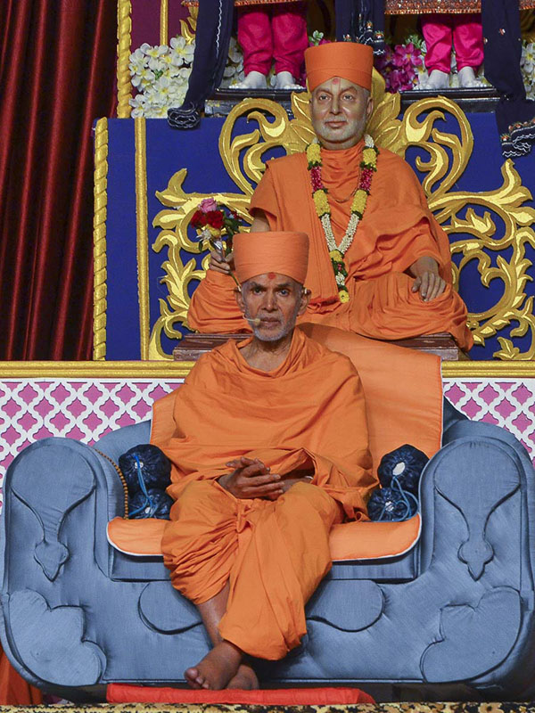 Param Pujya Mahant Swami blesses the evening satsang assembly, 24 Nov 2016