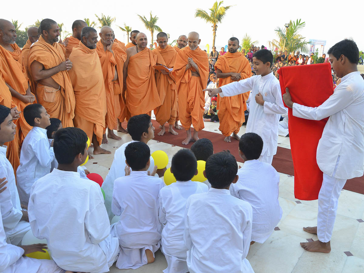 Students of Swaminarayan Vidyamandir, Valsad, perform a skit before Param Pujya Mahant Swami, 25 Nov 2016