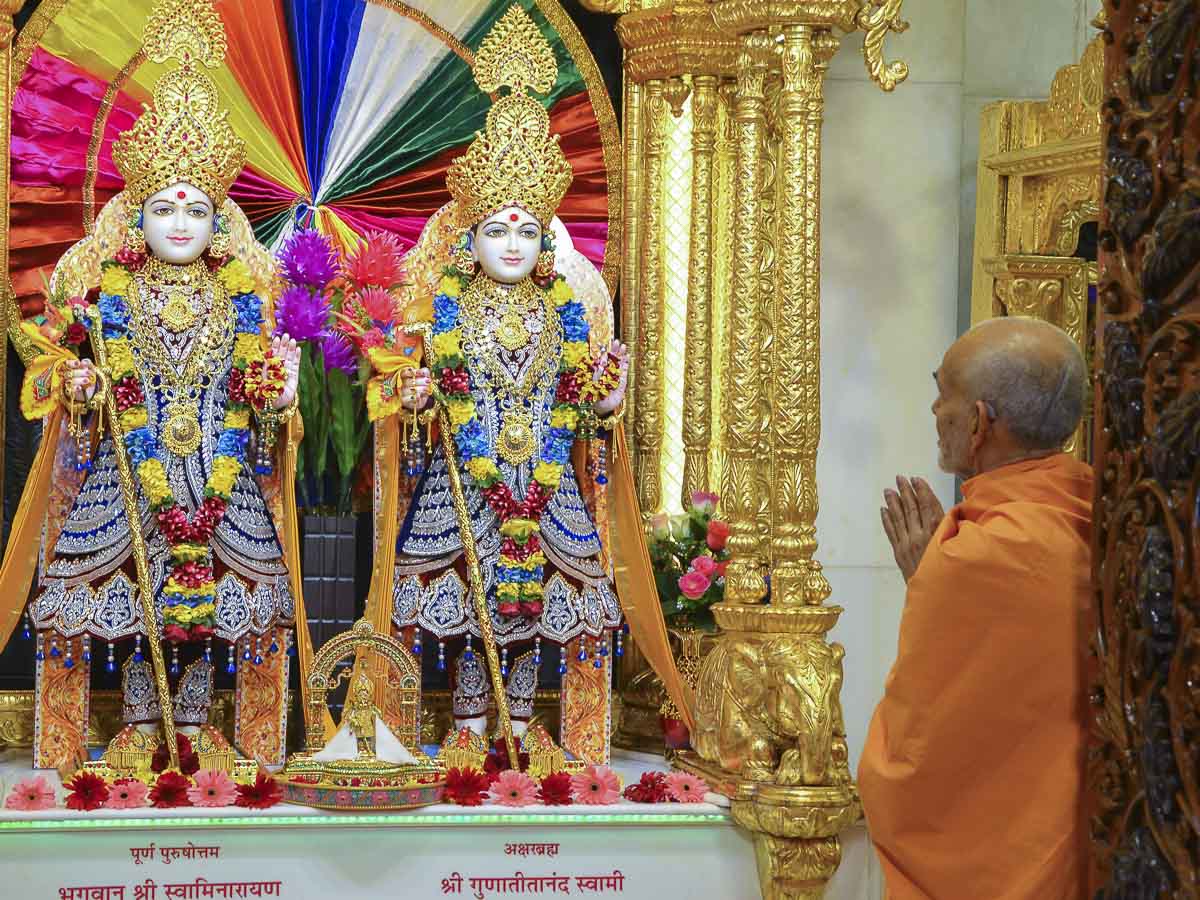 Param Pujya Mahant Swami engrossed in darshan of Thakorji, 25 Nov 2016