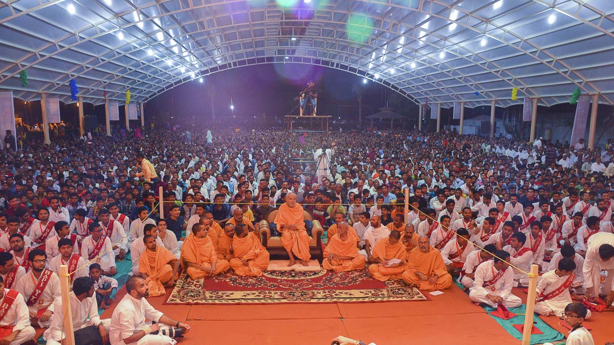 Param Pujya Mahant Swami during the assembly, 25 Nov 2016