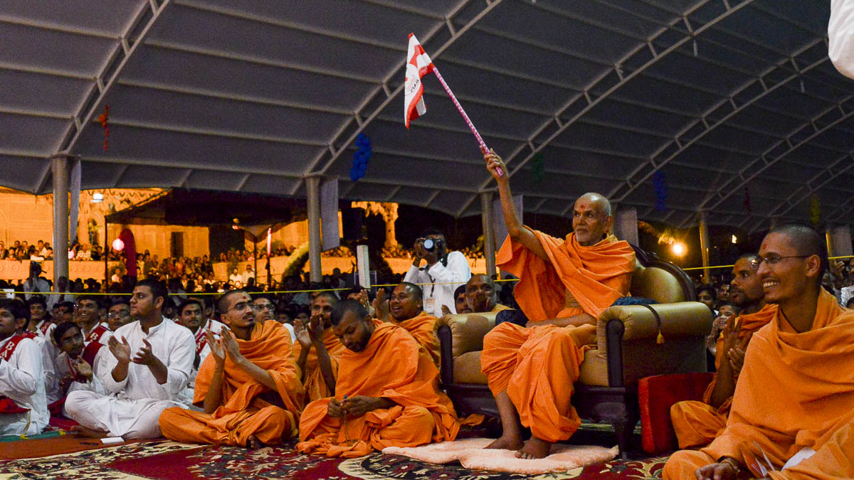 Param Pujya Mahant Swami waves BAPS flag, 25 Nov 2016