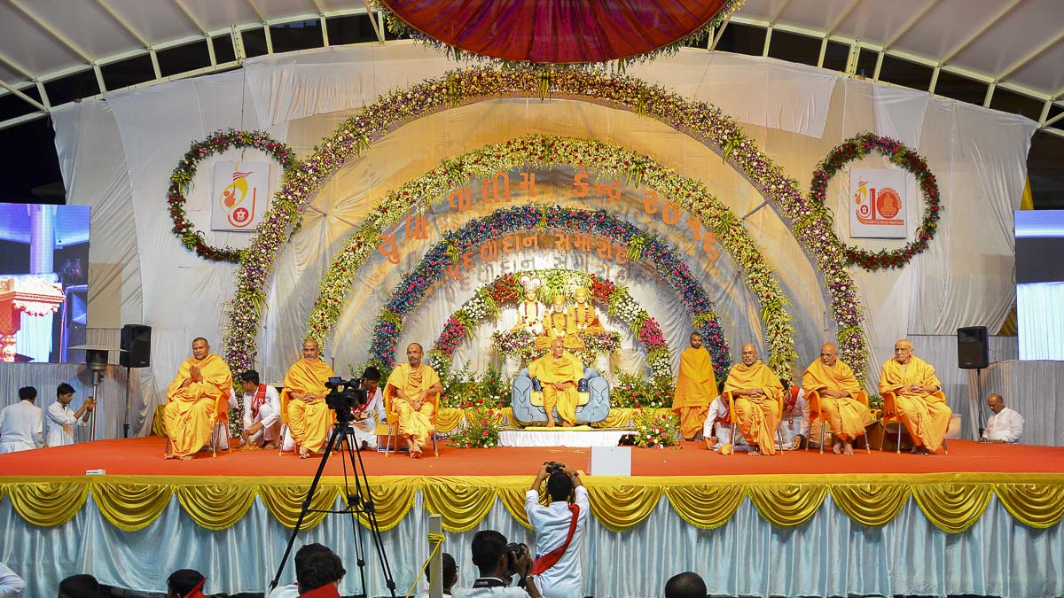 Param Pujya Mahant Swami and sadhus during the evening satsang assembly, 25 Nov 2016
