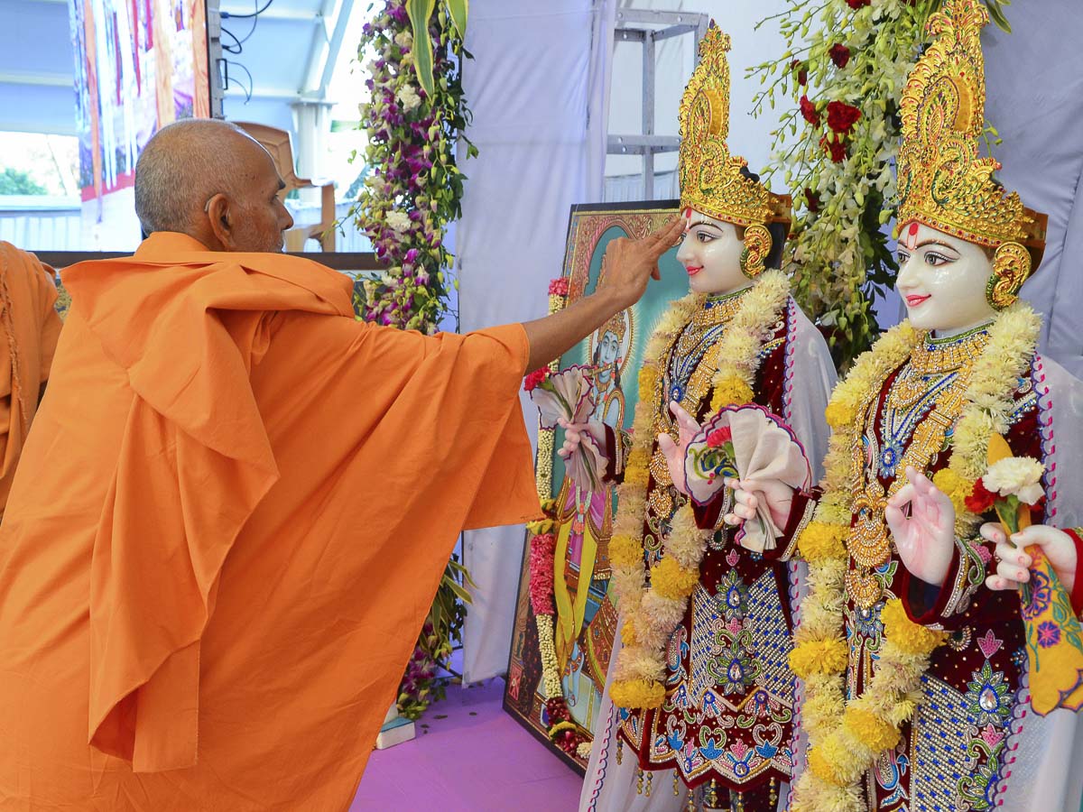 Param Pujya Mahant Swami performs murti pratishtha rituals of murtis for BAPS Shri Swaminarayan Mandirs at Aachhavni, Tighara, Chobadiya, Baroliya, Gorgam, Navera, Ambatalat and Bigari, 26 Nov 2016