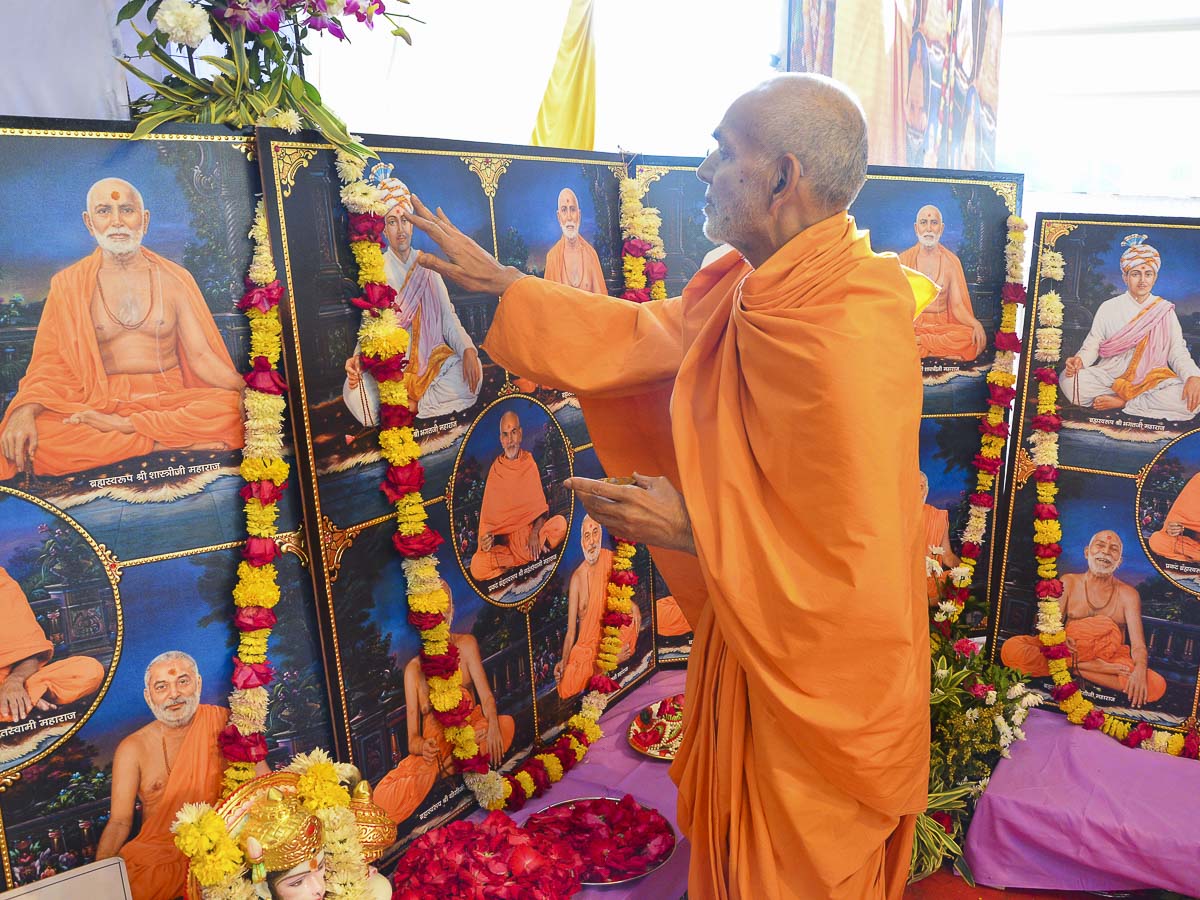 Param Pujya Mahant Swami performs murti pratishtha rituals, 26 Nov 2016