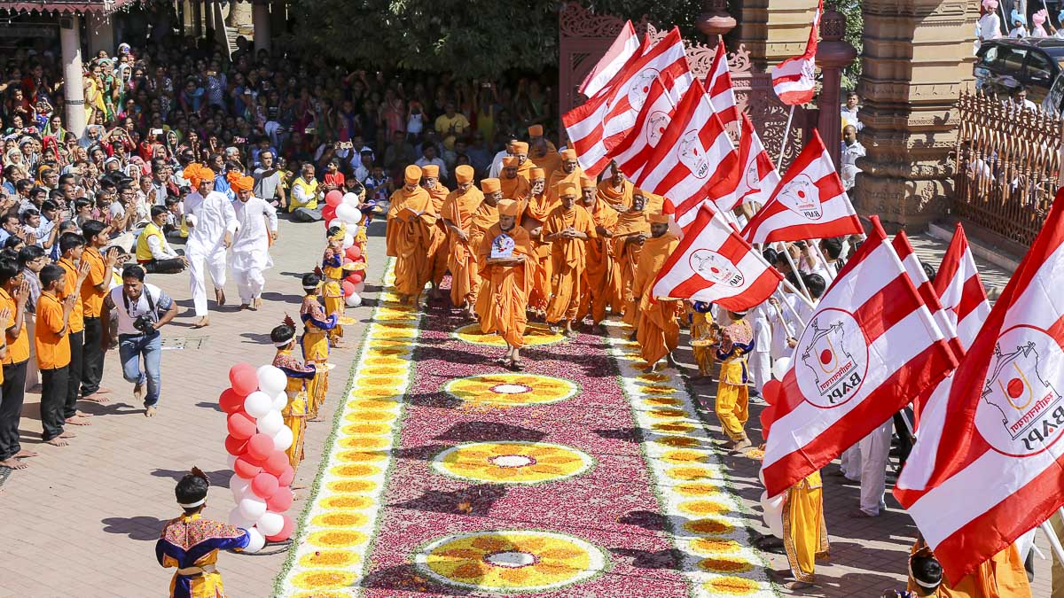 Param Pujya Mahant Swami arrives at BAPS Shri Swaminarayan Mandir,  Surat, 26 Nov 2016