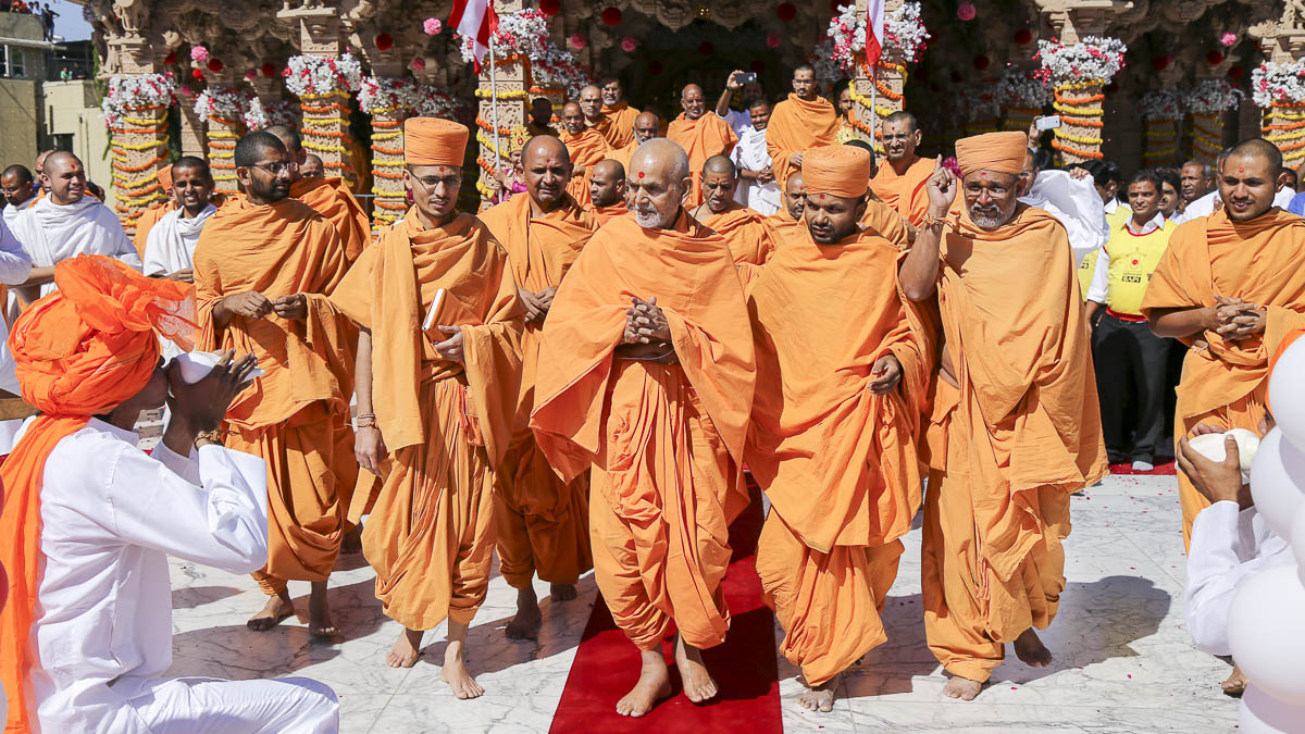 Param Pujya Mahant Swami greets all with 'Jai Swaminarayan', 26 Nov 2016