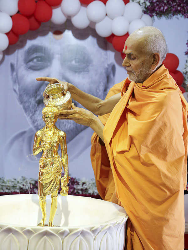 Param Pujya Mahant Swami performs abhishek of Shri Nilkanth Varni, 26 Nov 2016
