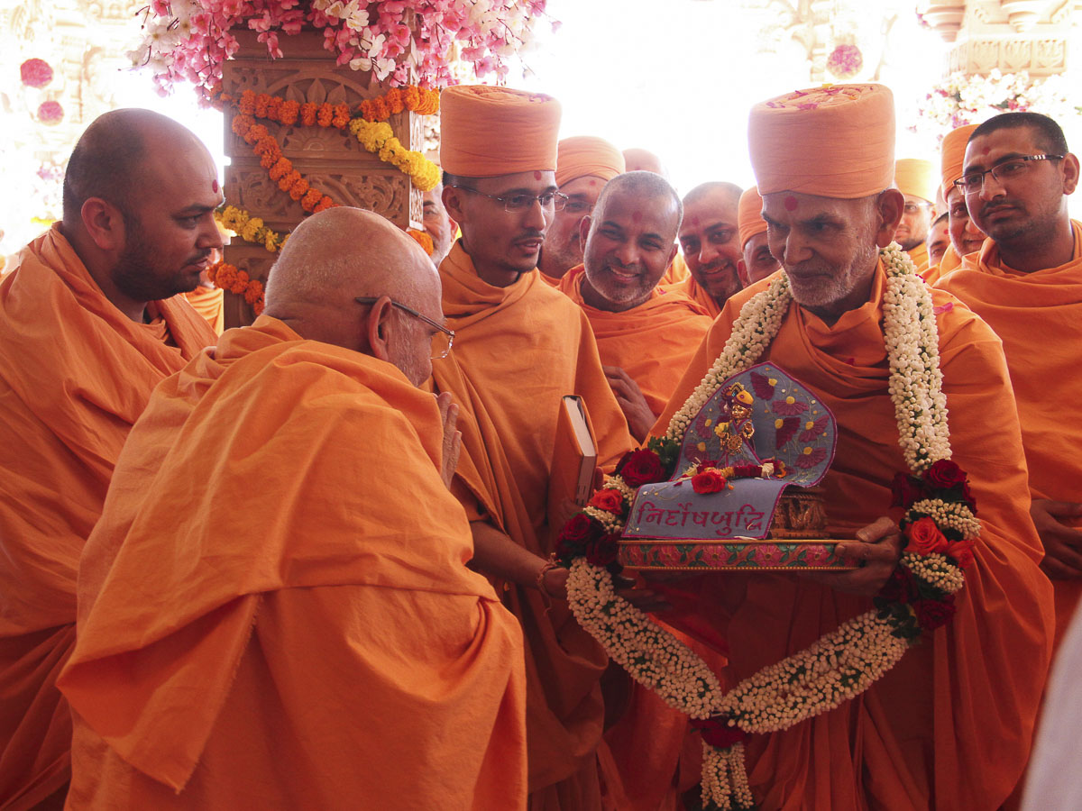 Ghanshyamcharan Swami welcomes Param Pujya Mahant Swami, 26 Nov 2016
