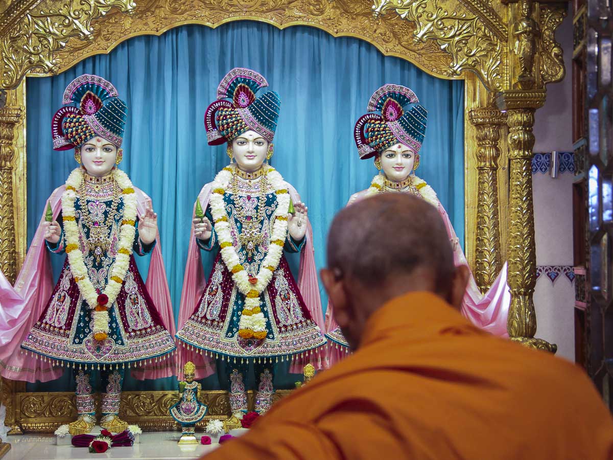 Param Pujya Mahant Swami engrossed in darshan of Thakorji, 26 Nov 2016
