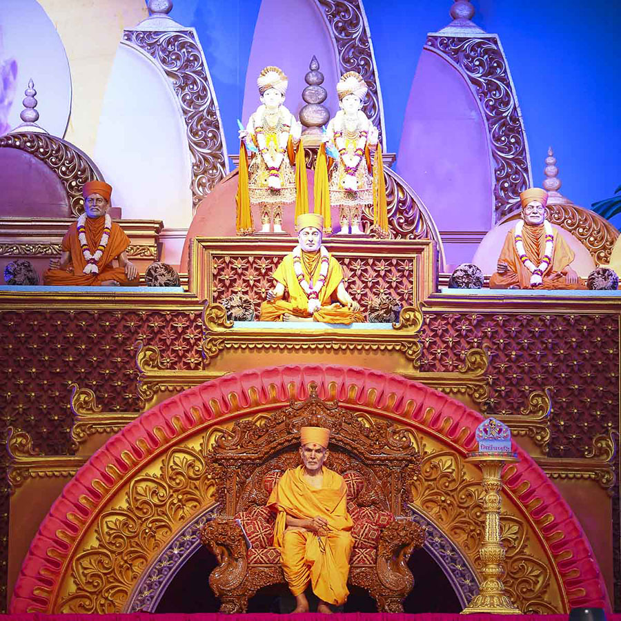 Param Pujya Mahant Swami during the volunteer assembly at Swaminarayan Nagar, 26 Nov 2016