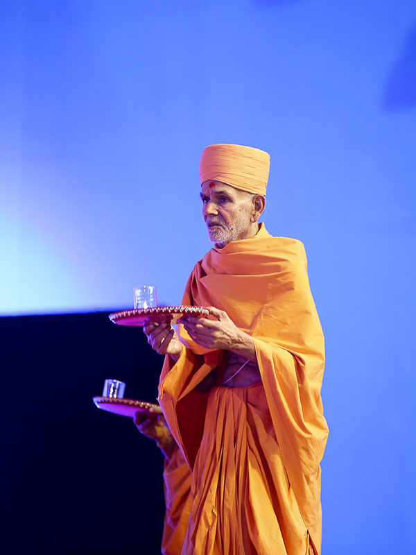 Param Pujya Mahant Swami performs arti, 26 Nov 2016