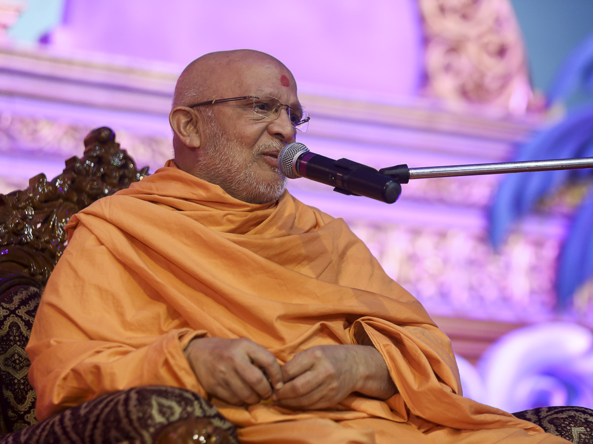 Ghanshyamcharan Swami addresses the assembly, 26 Nov 2016