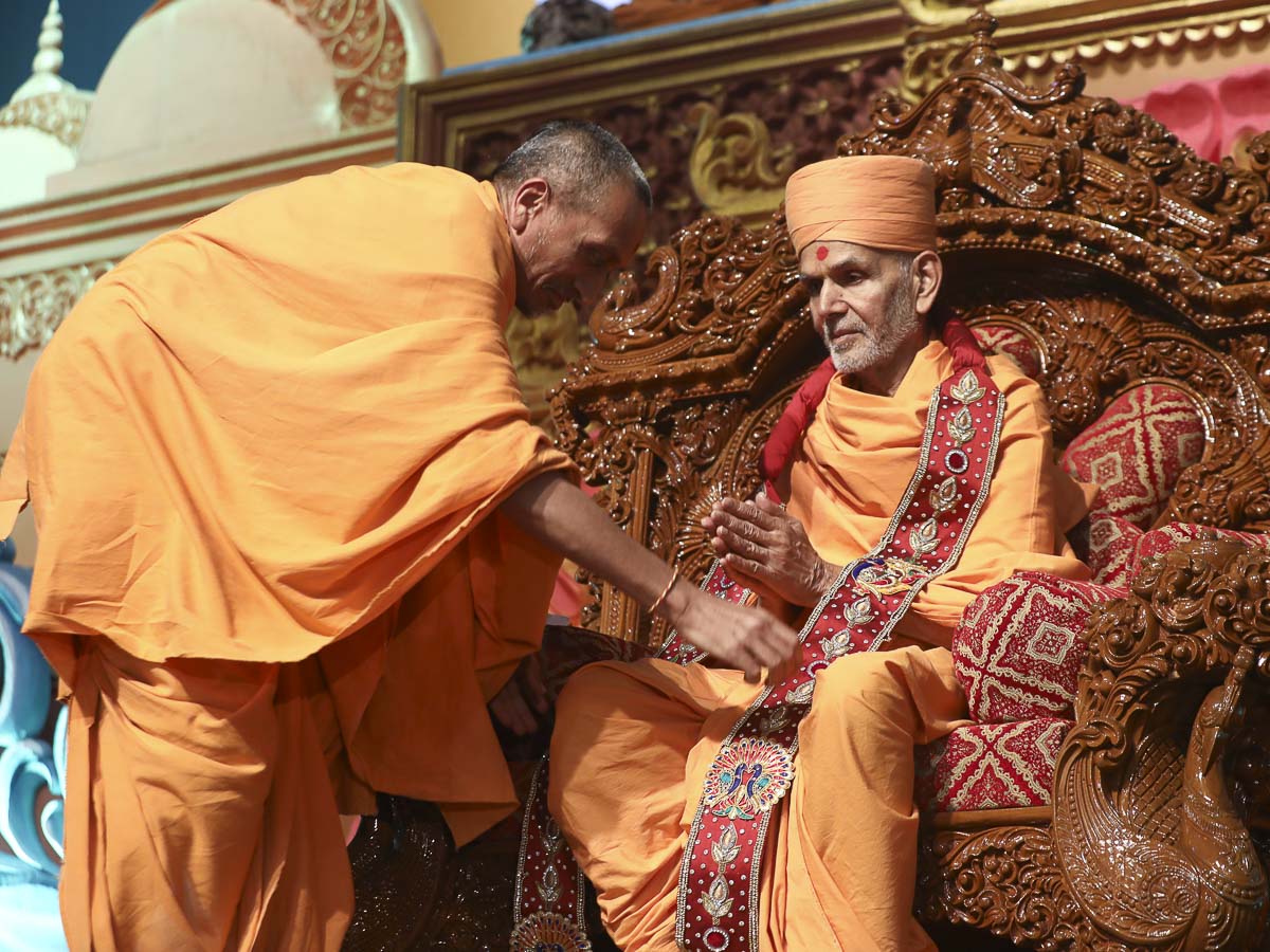 Param Pujya Mahant Swami honored with a garland, 26 Nov 2016