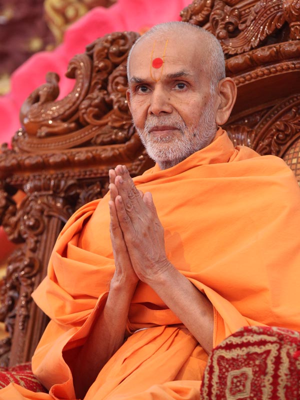 Param Pujya Mahant Swami greets all with 'Jai Swaminarayan'